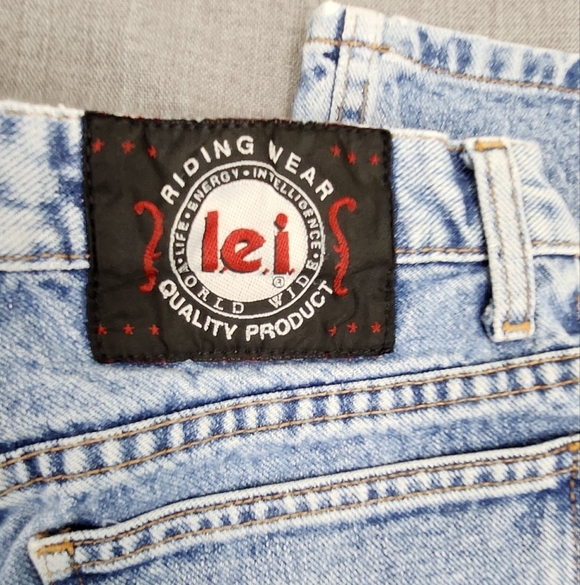 L.E.I 100% Cotton Light Wash Flare Jeans. - Picture 11 of 12